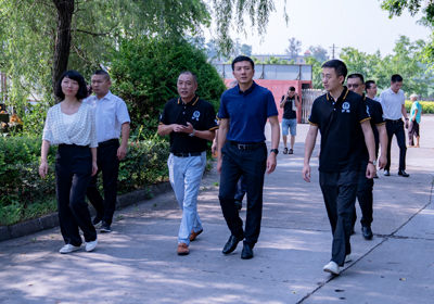 瀘縣縣委書記蒞臨瀘旗股份，關心品牌企業(yè)發(fā)展