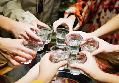 白酒優(yōu)劣怎么看？瀘旗酒業(yè)教你三招學(xué)會(huì)挑好酒