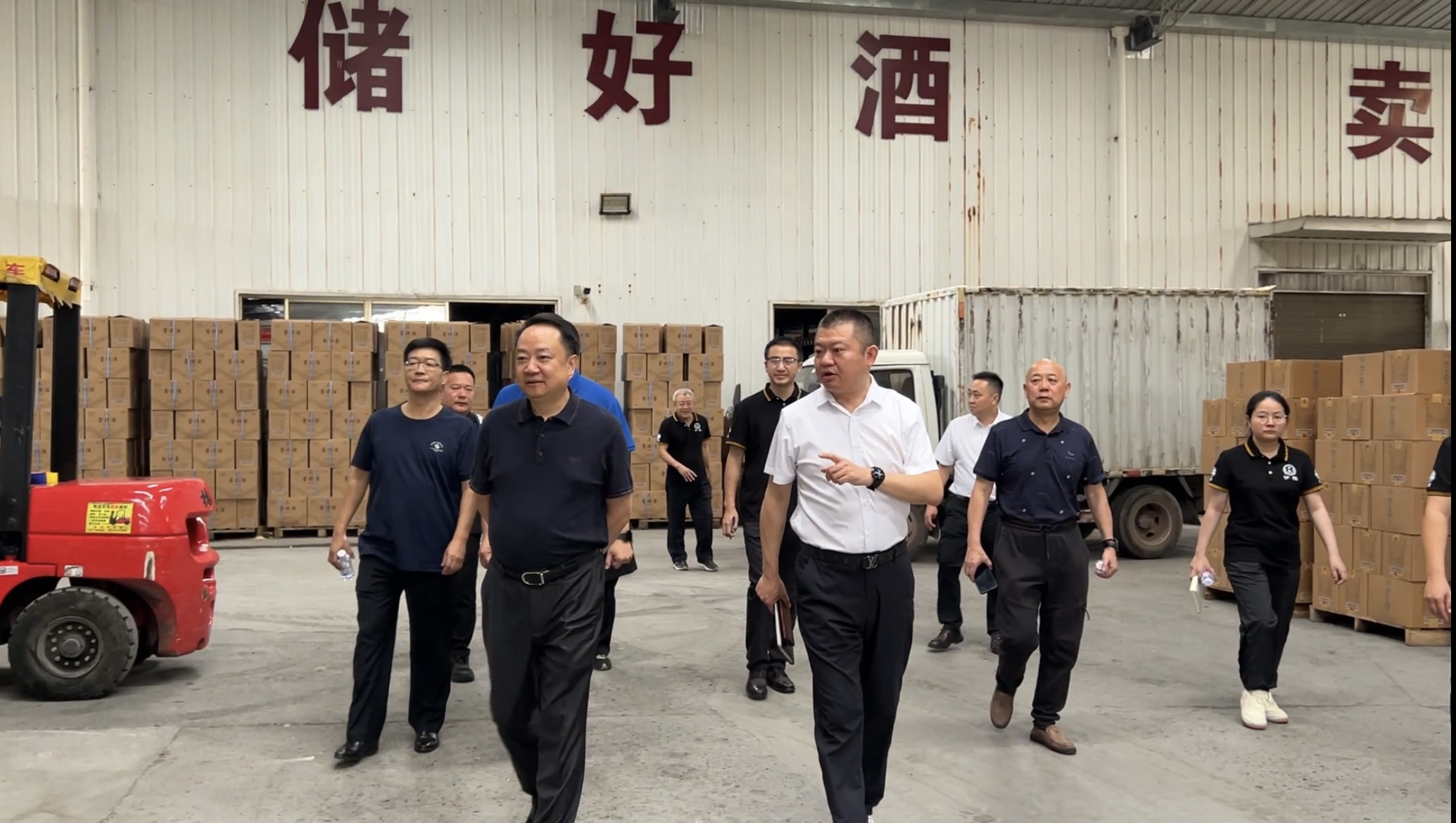 熱烈歡迎四川省酒業(yè)集團(tuán)曹勇黨委書(shū)記、董事長(zhǎng)曹勇率隊(duì)蒞臨瀘旗調(diào)研指導(dǎo)